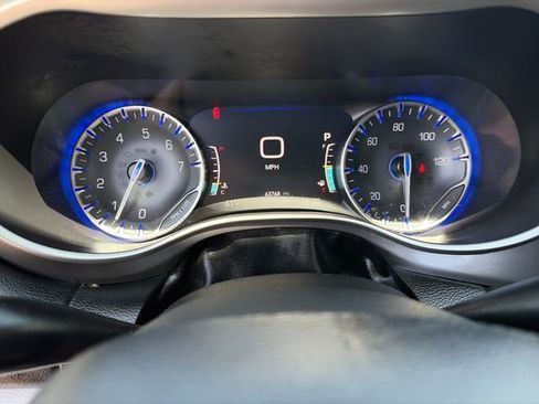 Used 2023 Chrysler Pacifica Touring-L FWD image 29