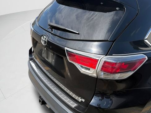 Used 2016 Toyota Highlander Plus FWD image 3