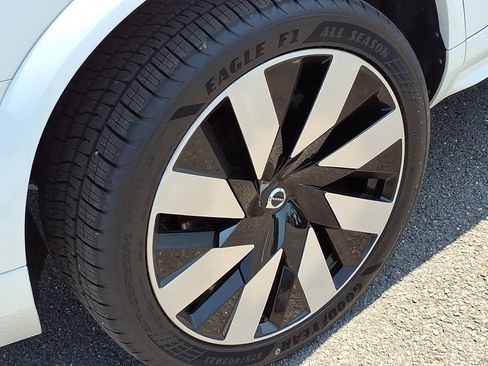 Used 2024 Volvo XC90 T8 Plus w/ Protection Package Premier AWD/4WD image 7