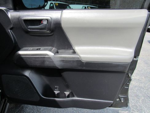 Used 2020 Toyota Tacoma SR5 RWD image 15