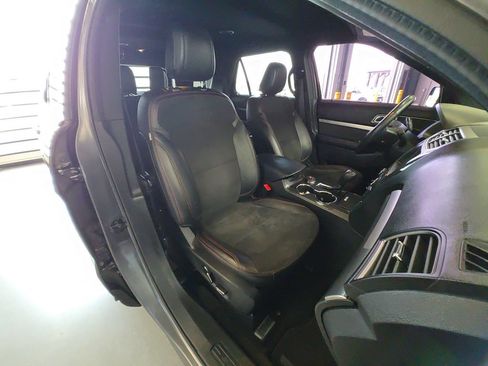 Used 2018 Ford Explorer XLT w/ Equipment Group 202A AWD/4WD image 30