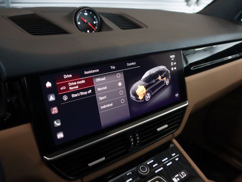 Certified 2023 Porsche Cayenne w/ Premium Package AWD/4WD image 18