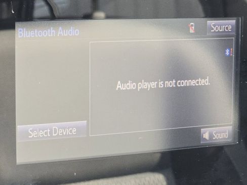 Used 2017 Toyota Corolla XLE image 3