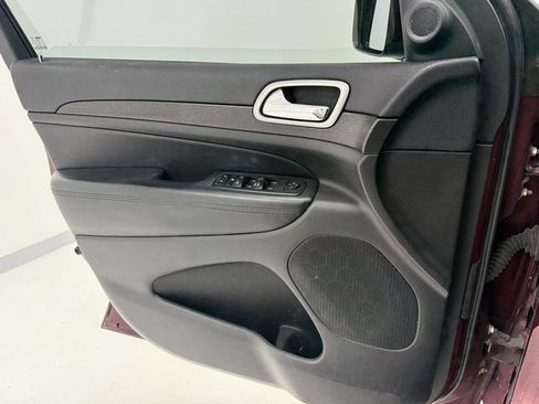 Used 2017 Jeep Grand Cherokee Altitude image 16