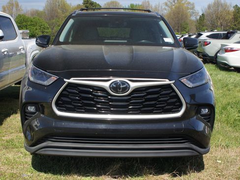 Used 2021 Toyota Highlander XLE image 2