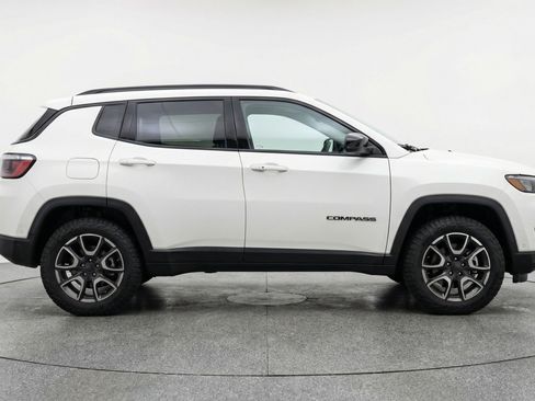 Used 2025 Jeep Compass Trailhawk image 11