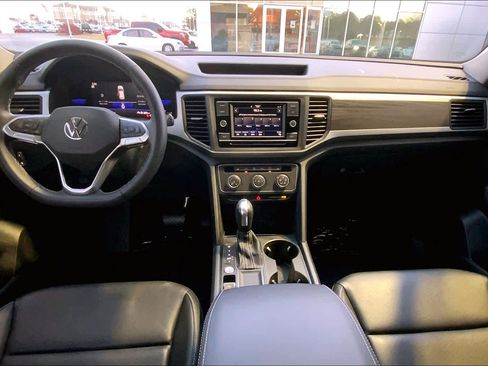 Used 2023 Volkswagen Atlas SE image 14