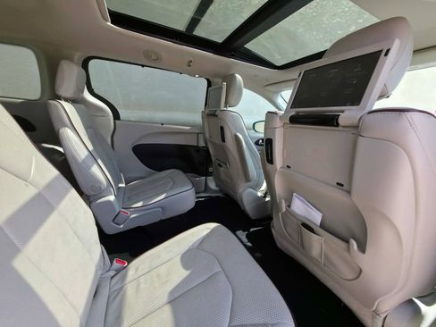 Used 2018 Chrysler Pacifica Limited w/ Tire & Wheel Group FWD image 18