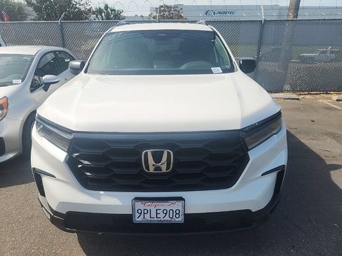 Used 2025 Honda Pilot Sport image 2