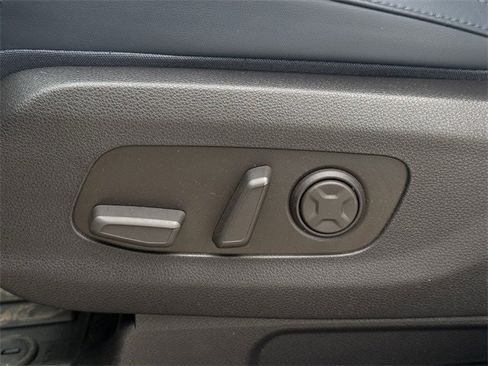 Used 2025 Kia Carnival EX image 29