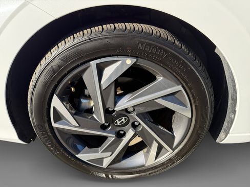 Certified 2025 Hyundai Elantra SEL image 9