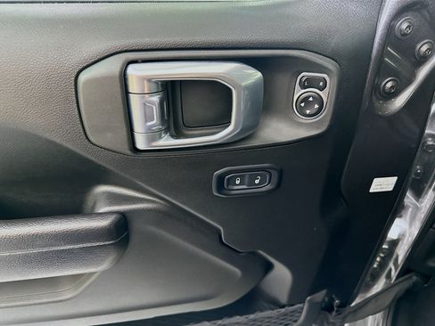 Used 2024 Jeep Wrangler Unlimited AWD/4WD image 15