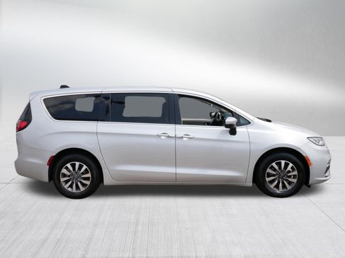 Used 2023 Chrysler Pacifica Touring-L FWD image 8