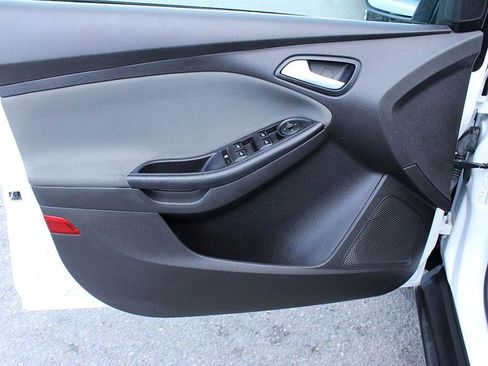 Used 2013 Ford Focus SE w/ SE Winter Pkg image 8