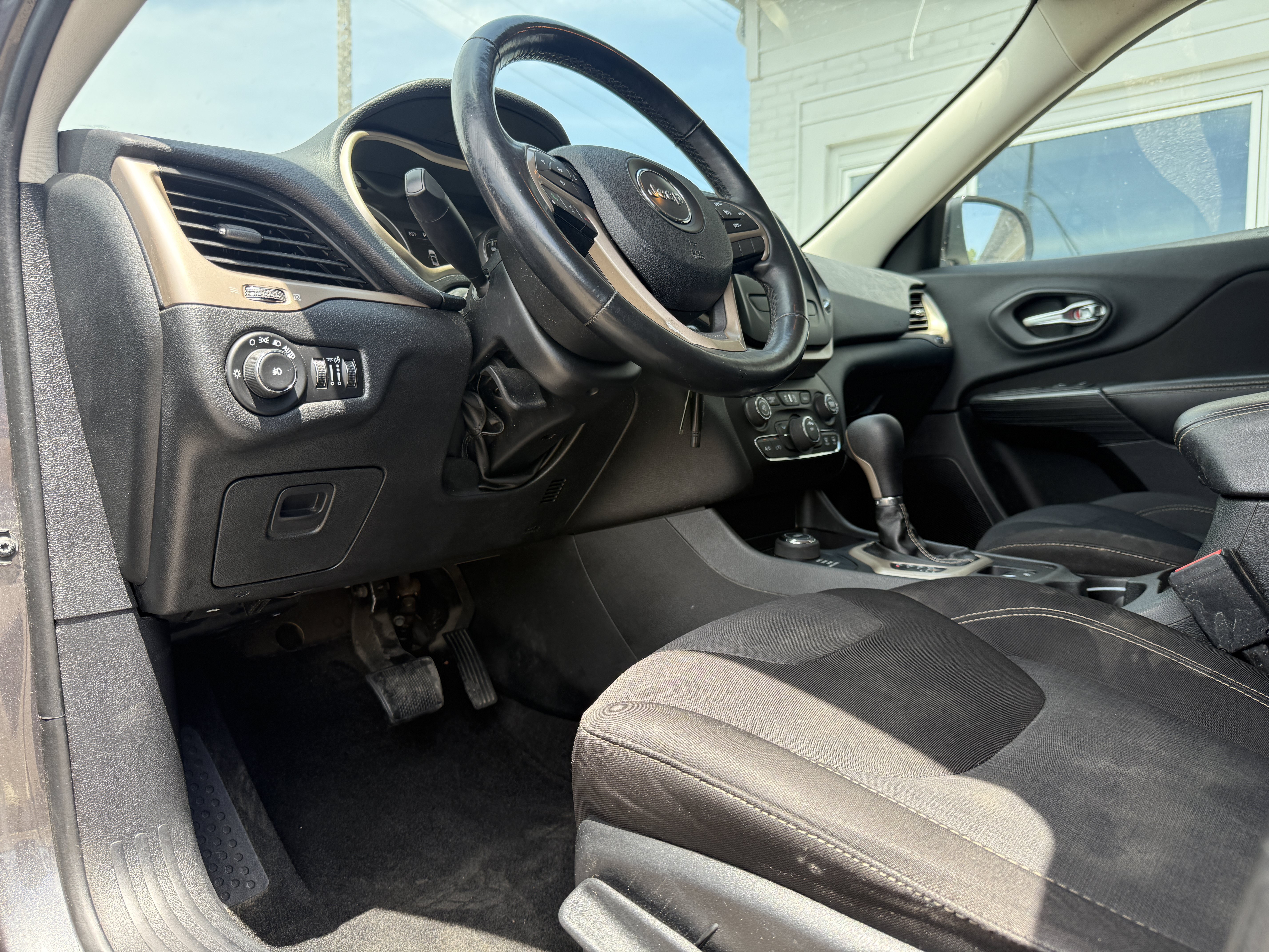 Used 2015 Jeep Cherokee Latitude w/ Cold Weather Group AWD/4WD image 15