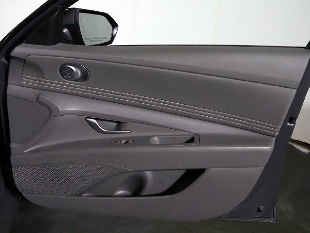 Used 2025 Hyundai Elantra SEL FWD image 31