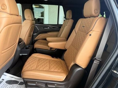 Used 2023 Cadillac Escalade Premium Luxury w/ Performance Package AWD/4WD image 15