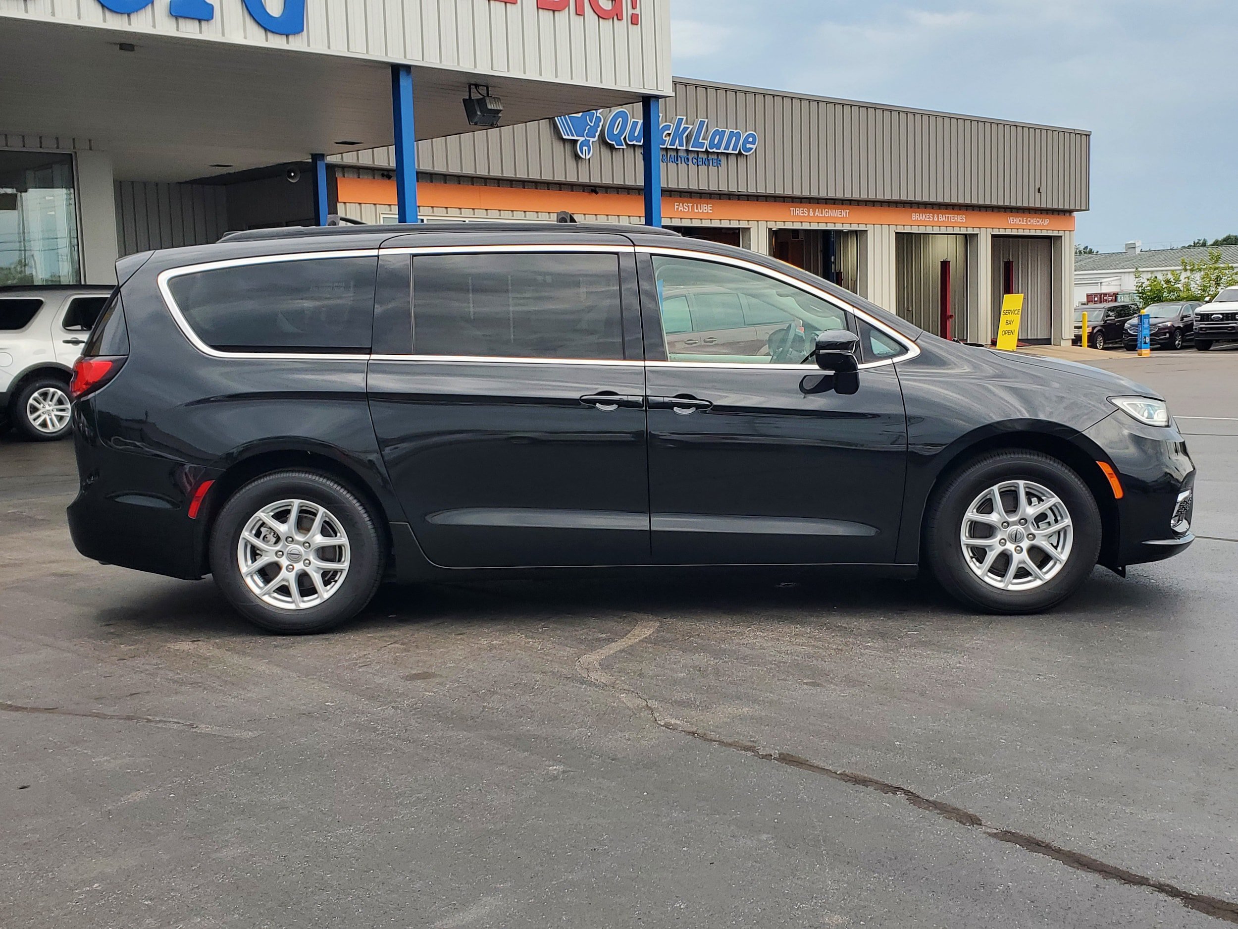 Used 2022 Chrysler Pacifica Touring-L FWD image 5