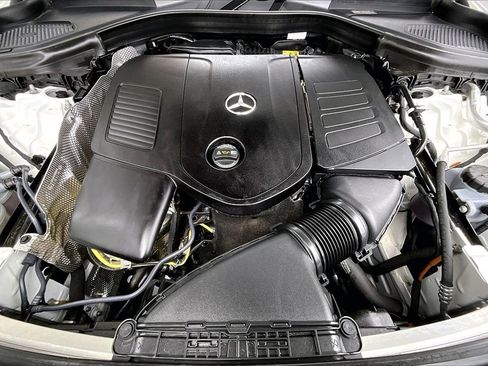 Used 2025 Mercedes-Benz GLC 300 4MATIC image 9