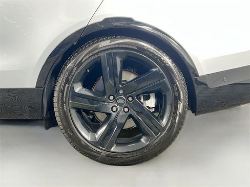 Certified 2024 Land Rover Discovery Dynamic SE image 33