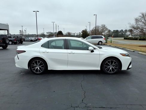 Used 2022 Toyota Camry SE w/ Cold Weather Package image 2