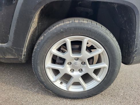 Used 2023 Jeep Renegade Latitude w/ Premium Group image 13