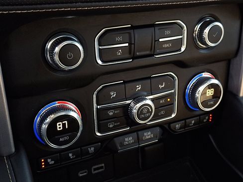 Used 2022 GMC Yukon SLT w/ SLT Premium Package image 16