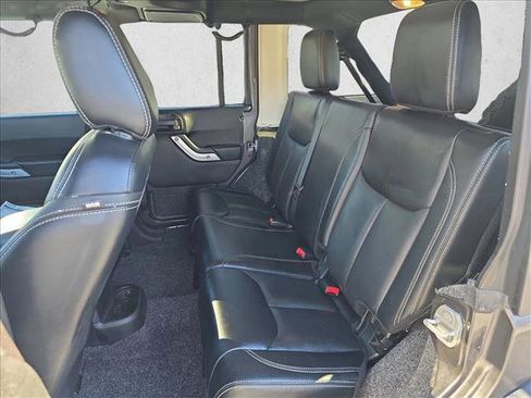 Used 2016 Jeep Wrangler Unlimited Rubicon image 14