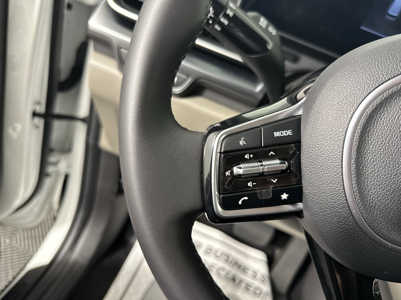 Certified 2026 Kia Carnival FWD image 6