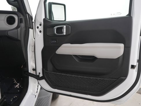 Used 2022 Jeep Wrangler Unlimited Sahara AWD/4WD image 11