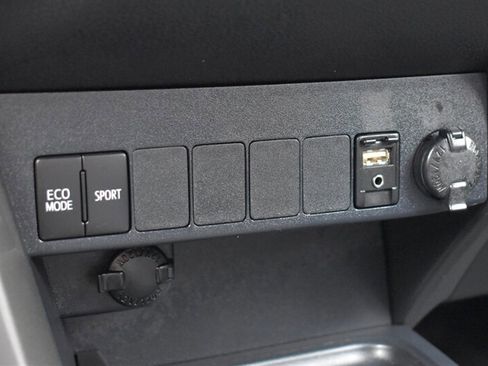 Used 2018 Toyota RAV4 XLE AWD/4WD image 25