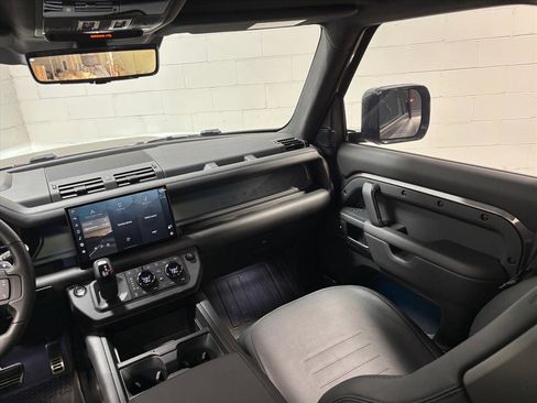 Used 2025 Land Rover Defender 110 image 37