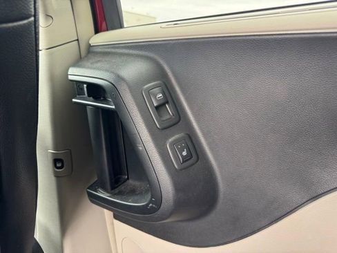 Used 2015 Chrysler Town & Country Touring-L w/ Driver Convenience Group FWD image 23