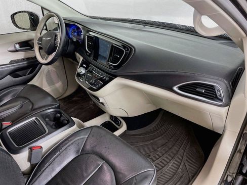 Used 2017 Chrysler Pacifica Limited w/ UConnect Theater Package FWD image 30