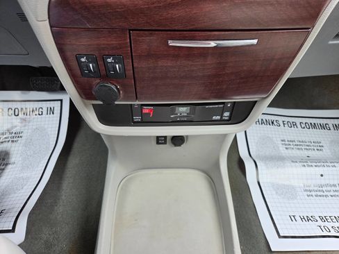 Used 2014 Toyota Sienna XLE w/ Entertainment Package FWD image 19