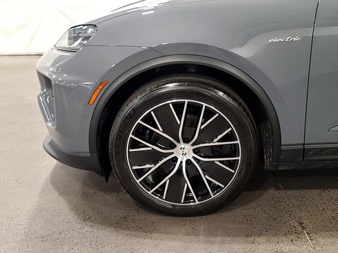 New 2026 Porsche Macan 4 Electric image 34