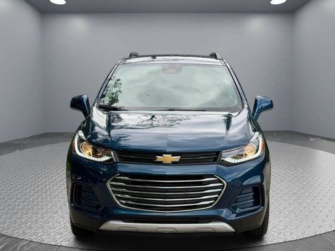 Used 2020 Chevrolet Trax LT w/ LT Convenience Package AWD/4WD image 2
