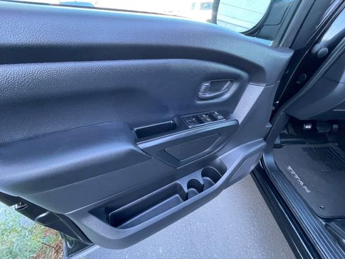Used 2019 Nissan Titan S image 11