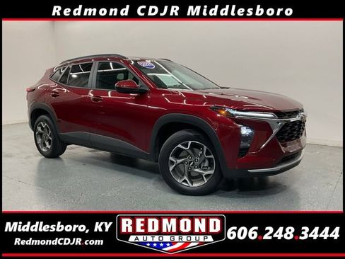 Used 2025 Chevrolet Trax LT w/ LT Convenience Package FWD image 1