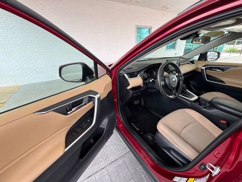 Used 2019 Toyota RAV4 XLE image 10