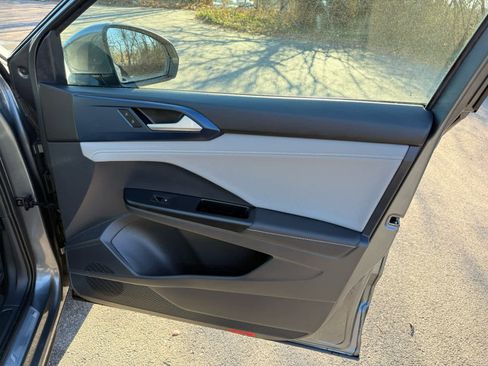 Certified 2024 Volkswagen Taos SE image 9