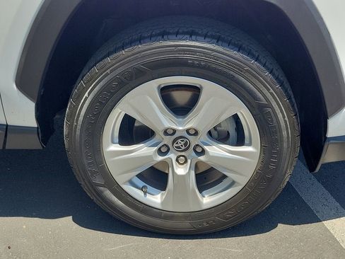 Used 2019 Toyota RAV4 XLE AWD/4WD image 5