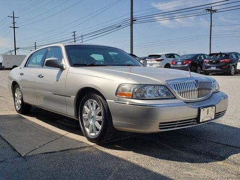 Used 2010 Lincoln Town Car Signature Limited image 8