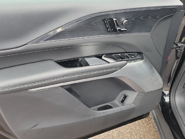 Certified 2024 Cadillac Lyriq Luxury AWD/4WD image 7