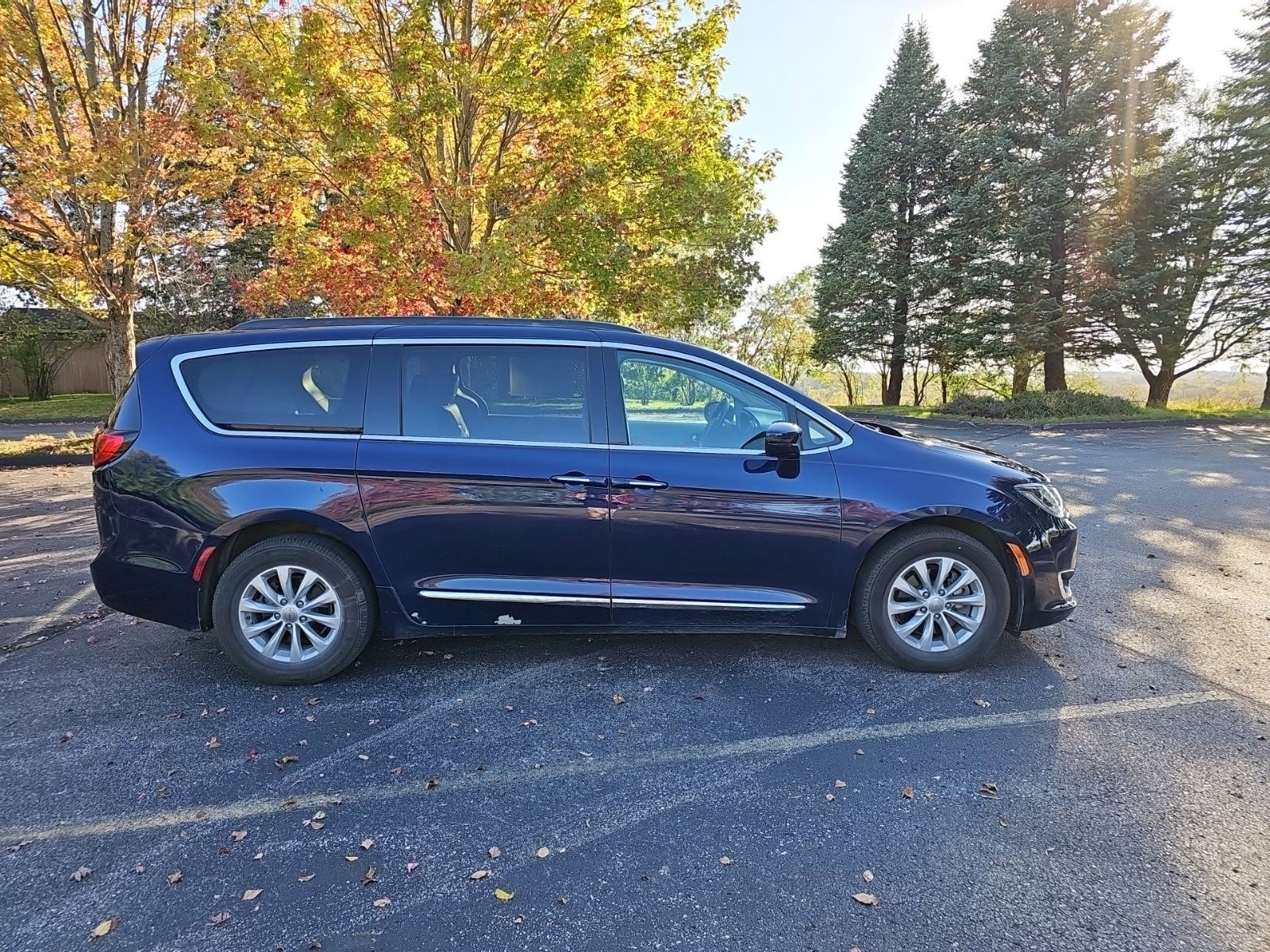Used 2017 Chrysler Pacifica Touring-L FWD image 7