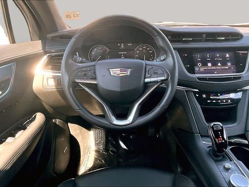 Used 2024 Cadillac XT6 Luxury FWD image 5