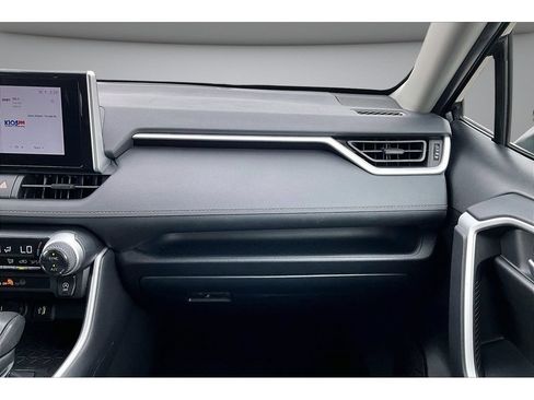Used 2025 Toyota RAV4 XLE FWD image 45