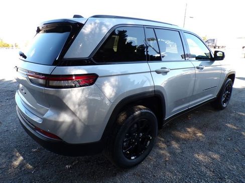 New 2026 Jeep Grand Cherokee Altitude image 4