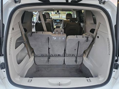 Used 2020 Chrysler Pacifica Touring w/ Tire & Wheel Group image 25