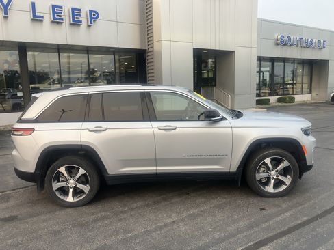 Used 2022 Jeep Grand Cherokee Limited 4xe w/ Luxury Tech Group II AWD/4WD image 8